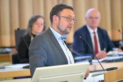 Die Teilnahme an vier Kreistagssitzungen im Jahr ist planbar, sagte Rolf Weigand (AfD) zum Antrag des Bündnisgrünen Michael Seidel im Kreistag in Freiberg.
