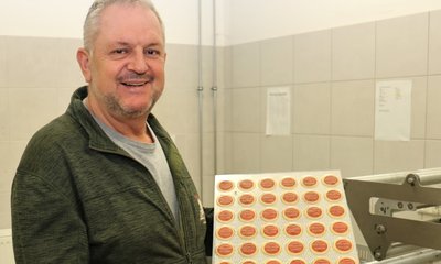 Jörg Lieberwirth, Inhaber der Bäckerei "Die Kekselmacher" in Leubsdorf, mit dem süßen Backwerk, das für das Jubiläum "450 Jahre Schloss Augustusburg" produziert wurde. 