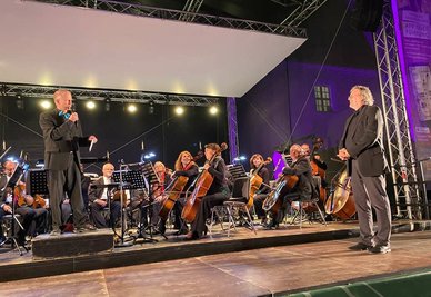 Zum Abschied spielte die Mittelsächsische Philharmonie extra für den Beethoven-Freund Ralf-Peter Schulze (rechts) als Dank für die gute Zusammenarbeit die Ouvertüre aus " Egmont".