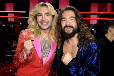 Bill Kaulitz und Tom Kaulitz im Finale der 13. Staffel der Castingshow The Voice of Germany 2023 
