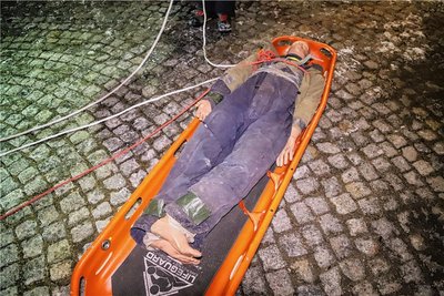 Mit einer Schleifkorbtrage wurde die Übungspuppe vom Eis gebracht.