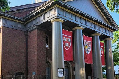 Auf dem Harvard-Gelände befinden sich verschiedene Museen und Sammlungen in monumentalen Gebäuden.