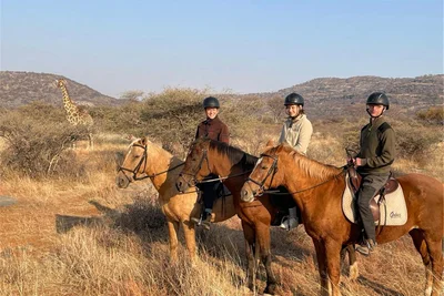 Karina Grassy (rechts) mit Tochter Katie und Ehemann Frank in Namibia.