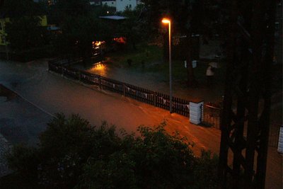 Auch das Hochwasser vom August 2010 suchte die Untere Dorfstraße in Seifersdorf heim.