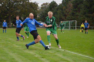 Domenique Klinksiek (r.), der hier gegen Mirko Wagner um den Ball kämpft, erzielte den goldenen Treffer für den FSV Burkhardtsdorf beim knappen 1:0-Sieg gegen Grünhain-Beierfeld.