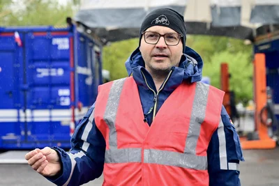 Ronny Ballerstädt-Petsch leitet den Bereitstellungsraum in Pfaffenhain.