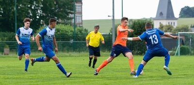 Kai Wüstner (oranges Trikot) war im Spiel der Oberlungwitzer gegen Mittweida nicht zu halten und erzielte drei Tore. 