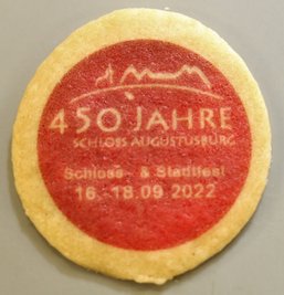 Das Jubiläumslogo schmückt die Kekse, die die Gäste auch im Museumsshop kaufen können.