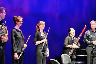 „Sechs Bagatellen für Bläserquintett“. Im Bild: Lars Scheidig (Horn), Regine Müller (Klarinette), Sarah Pascher (Flöte), Akiko Komaki (Fagott) und Volker Braun (Oboe).