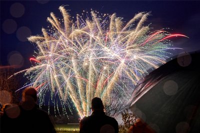 1834 Euro von 37 Spendern sind bei einer Crowdfunding-Aktion zusammengekommen. Das reicht, damit die Ellefelder dieses Silvester erstmals ein zentrales Feuerwerk im Ort erleben können.