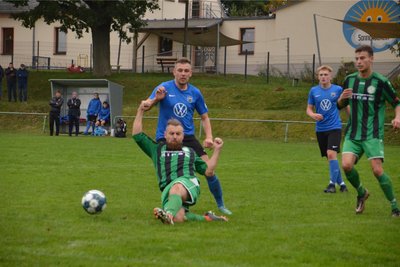 Vor allem in der zweiten Hälfte waren die Gastgeber um Nathanael Bartsch schwer in der Defensive beschäftigt. Hier rettet der Burkhardtsdorfer vor dem einschussbereiten Martin Janschek. Foto: Frank Grunert