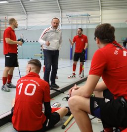 Trainer Steffen Jahn und seine Mannschaft des SV Motor Meerane stehen vor der schweren Aufgabe, trotz zahlreicher personeller Ausfälle den Klassenerhalt in der Hallenhockey-Regionalliga Ost zu sichern. 