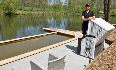 Frank Buschbeck, Betreiber des Naturbades Niederwiesa, auf der neuen mit Liegestuhl und Strandkörben ausgestatteten Uferterrasse.