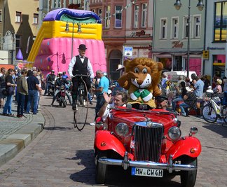 Der Oldtimerkorso zum Altstadtfest, angeführt von einem Wagen mit dem Mittweidaer Maskottchen und OB Ralf Schreiber,  führte am Sonntagnachmittag durch die Innenstadt von Mittweida und lockte viele Schaulustige an.
