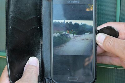 Lothar Hoffmann zeigt auf dem Handy Bilder vergangener Überflutungen.