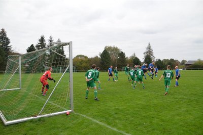 Reges Treiben vor dem Burkhardtsdorfer Tor. Mit viel Leidenschaft, Kampf und etwas Glück verteidigte der FSV den knappen Vorsprung.