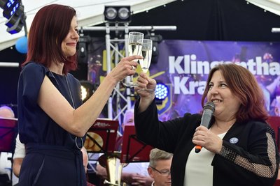 Klingenthals Oberbürgermeisterin Judith Sandner (links) mit ihrer Amtskollegin Jiřina Junková aus Kraslice - ein Prosit auf die Partnerschaft.