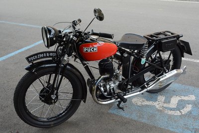 Auf dem Foto ist eine Puch 250 R zu sehen, die der gesuchten Puch 500 V ähnelt. 