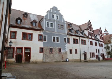 Ein Muster im Innenhof von Forderglauchau zeigt, wie die Fassade mal aussehen soll. 
