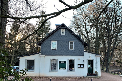 Tische, Stühle und Sonnenschirme für den Außenbereich sind abgebaut: Das Schwanenschlösschen hat geschlossen.