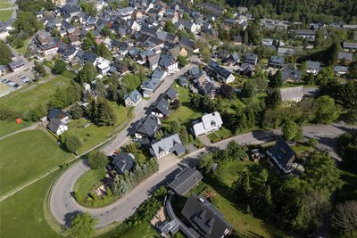Vom „Wiesenthaler K3“ in der Nähe des Marktplatzes aus wird die Karlsbader Straße bis in die Spitzkehre am Skihang hinein saniert, die hier vorn im Bild zu sehen ist.