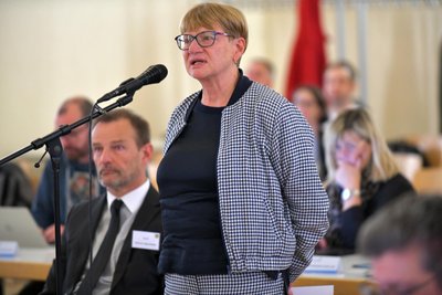 Jana Pinka (LInke) warnte bei der Kreistagssitzung in Freiberg davor, einen rechtswidrigen Beschluss zu fassen.