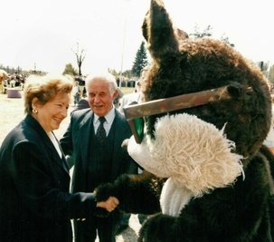 Kurt Biedenkopf besucht 1996 mit seiner Frau Ingrid die Landesgartenschau in Lichtenstein. 