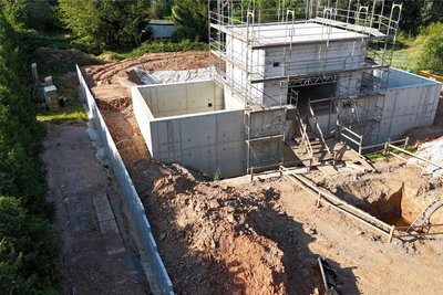 Der Kläranlagenbau in Seifersdorf: Links sind Schutzwände gegen Hochwasser zu sehen.