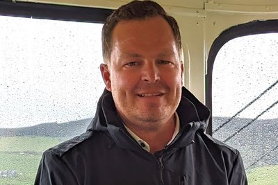 Erik Schulze sprach sich dafür aus, die Fußwege trotz der Mehrkosten gleich mit herzurichten. Er vertritt derzeit den erkrankten Bürgermeister Jens Benedict.