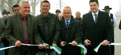 Zwotas Bürgermeister Thomas Hennig, CDU-Bundestagsabgeordneter Robert Hochbaum, Planer Ralf Bräunel sowie der CDU-Landtagsabgeordnete Jürgen Petzold (von rechts) gaben den neu gestalteten Wanderparkplatz frei.