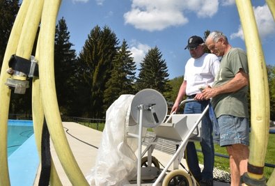 Im 50-Meter-Becken des Freibades Erdmannsdorf testen Alexander Uhlig (r.) und Steven Clauß den Reinigungsroboter.