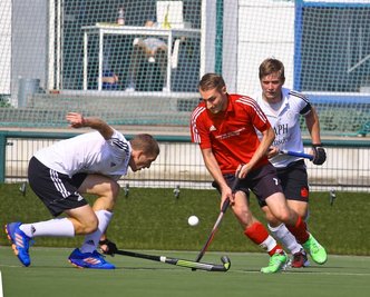 Daran müssen sich die Hockeyfans in Meerane erst einmal gewöhnen: Christian Hufnagl (in Rot) wird künftig nicht mehr für den SV Motor auflaufen. 