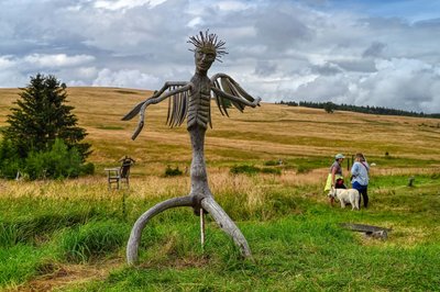 Im Tal von Königsmühle sind nach wie vor Land-Art-Objekte von früheren Festivals - wie hier auf dem Foto - zu sehen, andere hingegen sind nicht mehr erkennbar und in der Natur wieder aufgegangen. Dafür kommen Jahr um Jahr neue Kunstwerke hinzu.  