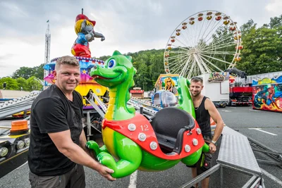 Auf dem Anton-Günther-Platz in Aue läuft der Aufbau für den Rummel bereits auf Hochtouren. Hier im Bild zu sehen sind John Probst (l.) und Matthew Weidmann vom Fahrgeschäft Babyflug.