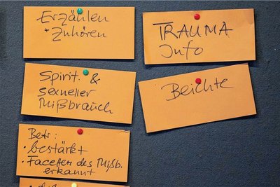 An einer Pinnwand in der Evangelischen Akademie St. Afra in Meißen haben Betroffene des Missbrauchsfalls Kurt Ströer Notizen hinterlassen. Die einen sind der Kirche dankbar für das Treffen, die anderen kritisieren, dass sie darum hätten betteln müssen. 