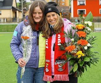 Erfolgreiche Geschwister: Hanna und Katharina Hennig (r.) auf dem Fußballplatz in Neudorf während der Sportlerehrung.