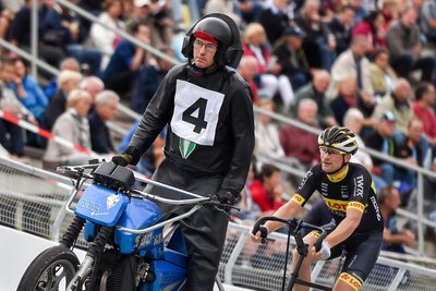 Robert Retschke hinter seinem Schrittmacher Holger Ehnert. Beide nehmen auf der Heimbahn in Chemnitz erneut Anlauf, nach drei zweiten Plätzen endlich mal Deutscher Meister zu werden.