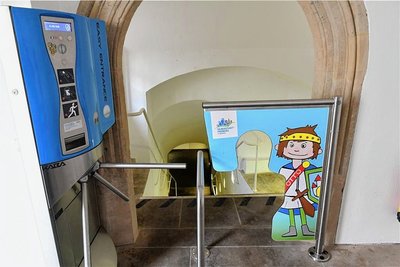 Die öffentliche Toilette im Schloss Freudenstein in Freiberg ist laut Stadt während der Öffnungszeiten des Schlosshofes zugänglich, angepasst an die Öffnungszeiten der Terra mineralia. 
