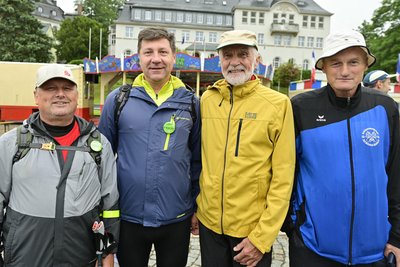 Der Klingenthaler Uwe Hohmann (2. von rechts) - er war vor sechs Jahren Inititator des Grenzlandhunderters - mit den Tschechen Vratislav Pistauer, Jarda Kratochvil und Erich Steidl (von links).