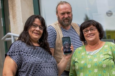 Mona Aslani (links), Steffen Unglaub und Doritta Korte haben die Regionalgruppe Vogtland der Aktion "Omas und Opas gegen Rechts" aus der Taufe gehoben. Ute Schumann war per Handy aus Erfurt zugeschaltet. 