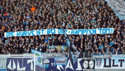Die CFC-Fans standen wie eine Wand gegen Regensburg hinter ihrer Mannschaft, widmeten dem lange Zeit verletzten Abwehrspieler Tom Scheffel ein Extraplakat.