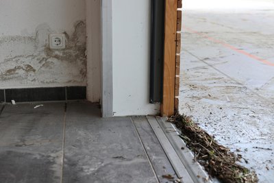 Das Wasser hatte die Bodenschichten aufgequollen.