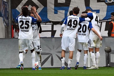 Der HSV jubelt nach Vieiras Tor.