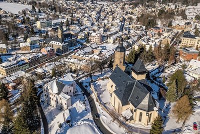 Am vierten Adventswochenende findet der Weihnachtsmarkt in Geyer statt. Auch einen kleinen Bergaufzug können Gäste erleben. 