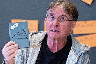 Matthias Oberst - Organisator Matthias Oberst zeigt ein Notizbuch des sogenannten Vaters der evangelischen Jugendarbeit in Sachsen. Ströer hat darin die Namen von 1400 Jugendlichen notiert, die er bekehrt haben will. Die meisten Missbrauchsopfer haben ihren Namen darin gefunden. Foto: Sebastian Kahnert/dpa