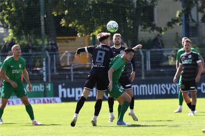 Zweikampf zwischen Tim Limmer vom VFC (links) und Chemie-Kicker Dennis Mast (rechts). Im Hintergrund verfolgt der Plauener Torschütze Johann Martynets (in der Mitte) die Szene.