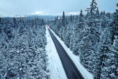 Im Erzgebirge ist er wieder da, der Schnee. Wie hier am Montag bei Tellerhäuser.