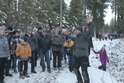 Revierförster Alexander Claus hatte zur Wanderung eingeladen und war überrascht, dass sie so viele Teilnehmer fand.