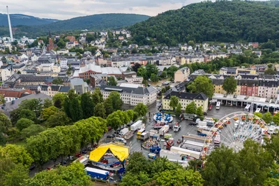 Hier, auf dem Anton-Günther-Platz in Aue, sind mehrere Fahrgeschäfte schon aufgebaut.