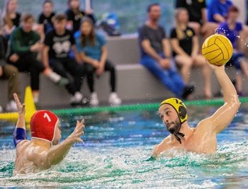 In der 2. Liga Ost stehen Sascha Elsner (rechts) und dem SV 04 als Tabellensiebentem zwei schwere Spiele bevor. 